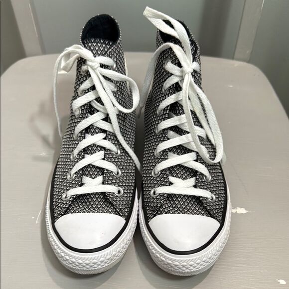 Converse Black and White Patterned High-Tops Size 8 women - Picture 1 of 11